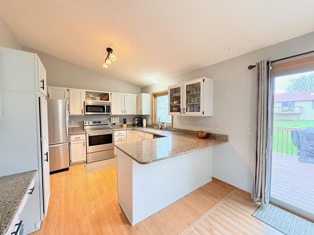 516 Mohawk Trail, Deforest, WI 53532