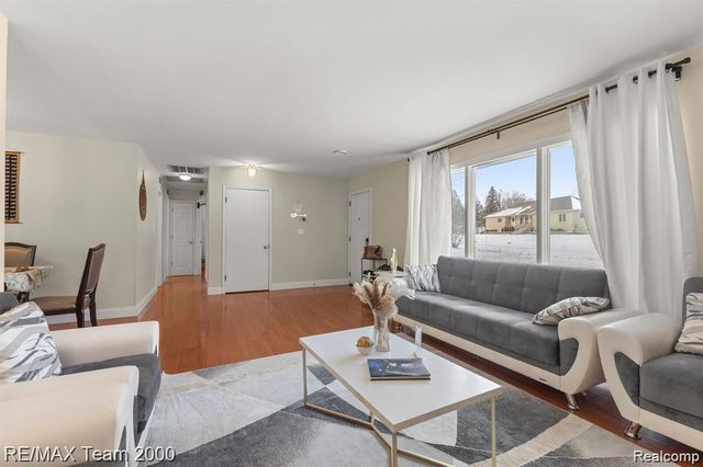 28045 W Greenmeadow Circle, Farmington Hills, MI 48334