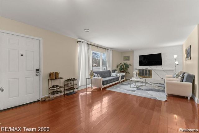 28045 W Greenmeadow Circle, Farmington Hills, MI 48334