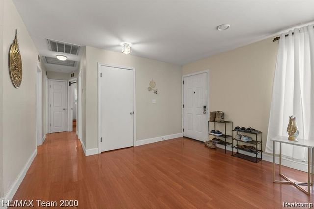 28045 W Greenmeadow Circle, Farmington Hills, MI 48334