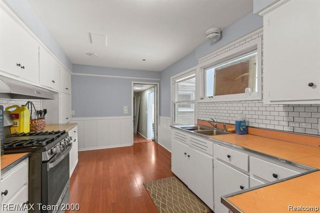 28045 W Greenmeadow Circle, Farmington Hills, MI 48334