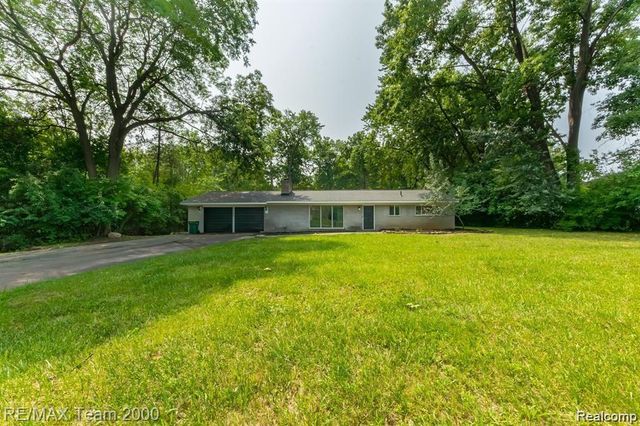 28045 W Greenmeadow Circle, Farmington Hills, MI 48334