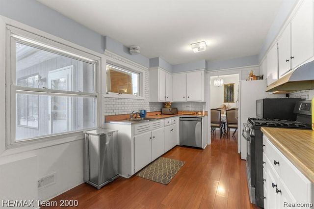 28045 W Greenmeadow Circle, Farmington Hills, MI 48334