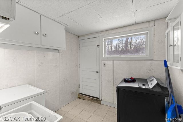 28045 W Greenmeadow Circle, Farmington Hills, MI 48334