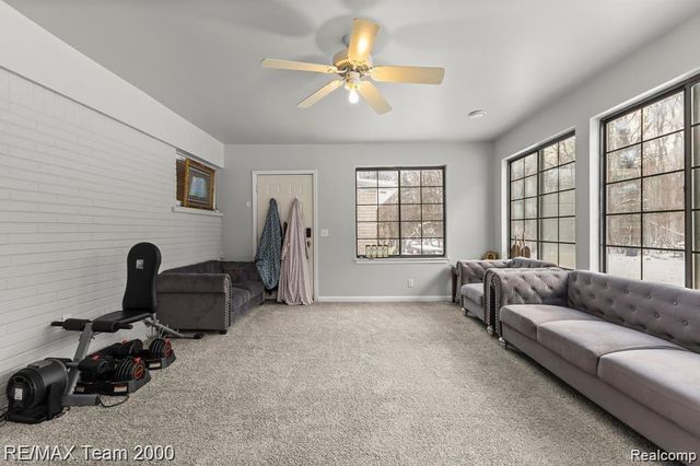 28045 W Greenmeadow Circle, Farmington Hills, MI 48334