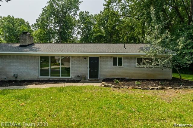 28045 W Greenmeadow Circle, Farmington Hills, MI 48334