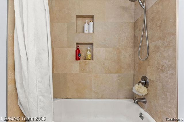 28045 W Greenmeadow Circle, Farmington Hills, MI 48334