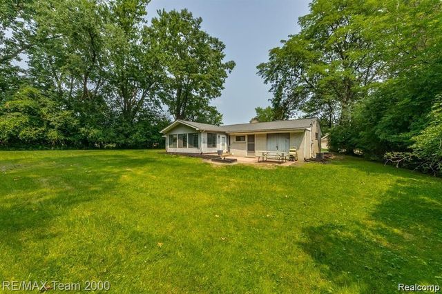 28045 W Greenmeadow Circle, Farmington Hills, MI 48334