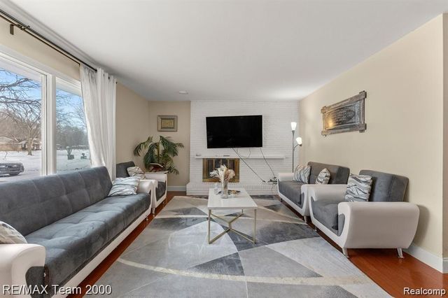 28045 W Greenmeadow Circle, Farmington Hills, MI 48334