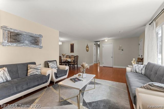 28045 W Greenmeadow Circle, Farmington Hills, MI 48334