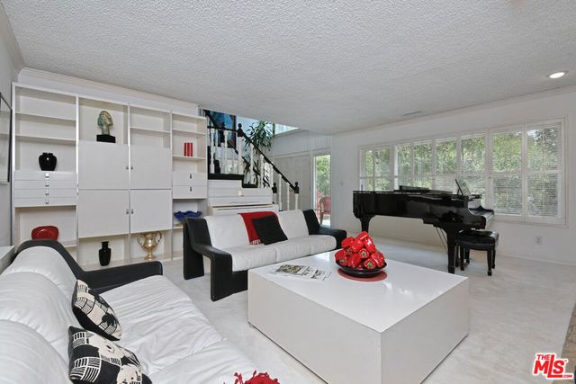 11944 Briarvale Lane, Studio City, CA 91604