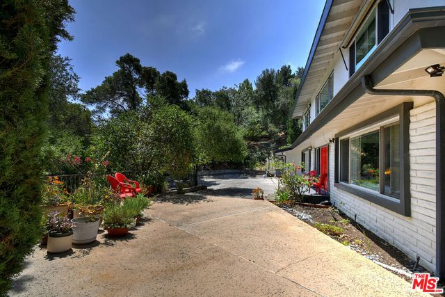11944 Briarvale Lane, Studio City, CA 91604