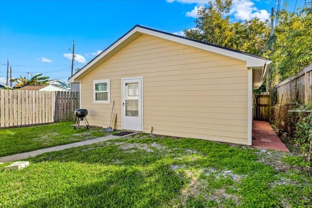 2823 Avenue Q B, Galveston, TX 77550