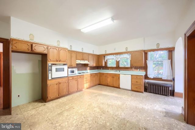 41 W MAIN ST, Fawn Grove, PA 17321