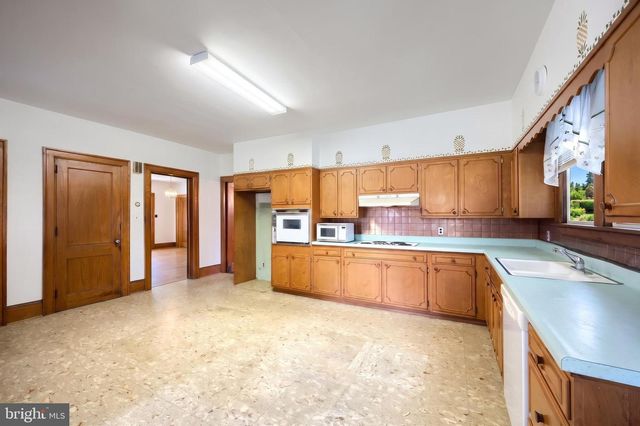 41 W MAIN ST, Fawn Grove, PA 17321