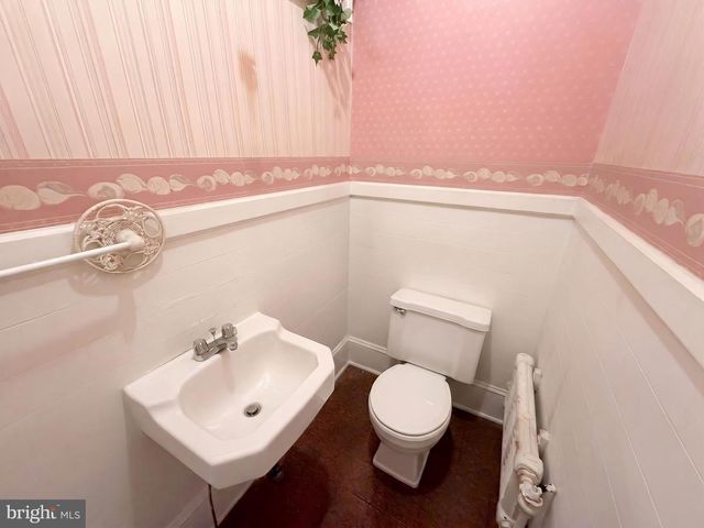 41 W MAIN ST, Fawn Grove, PA 17321