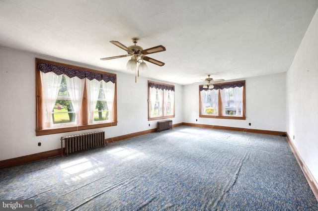 41 W MAIN ST, Fawn Grove, PA 17321