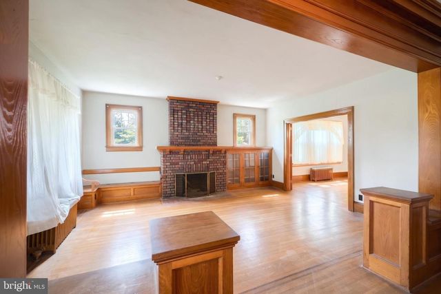 41 W MAIN ST, Fawn Grove, PA 17321