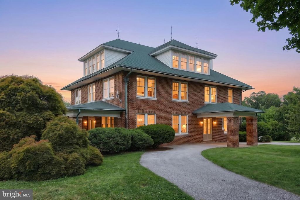 41 W MAIN ST, Fawn Grove, PA 17321