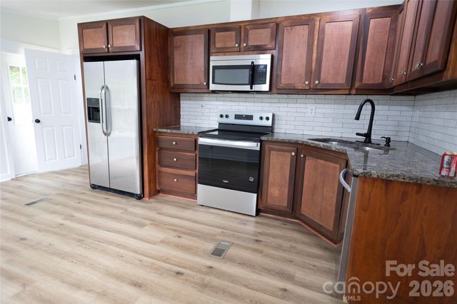 559 Old Quebec Road, Lake Toxaway, NC 28747