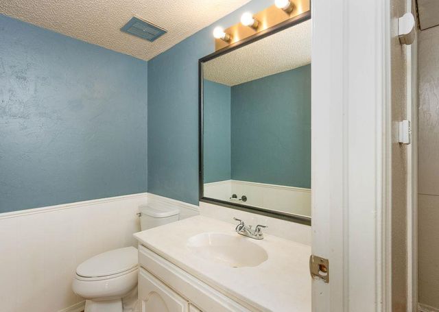 11421 N May Avenue B, Oklahoma City, OK 73120