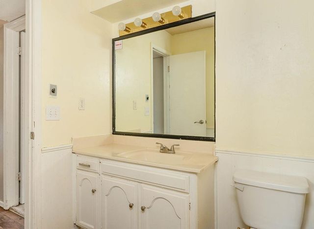 11421 N May Avenue B, Oklahoma City, OK 73120