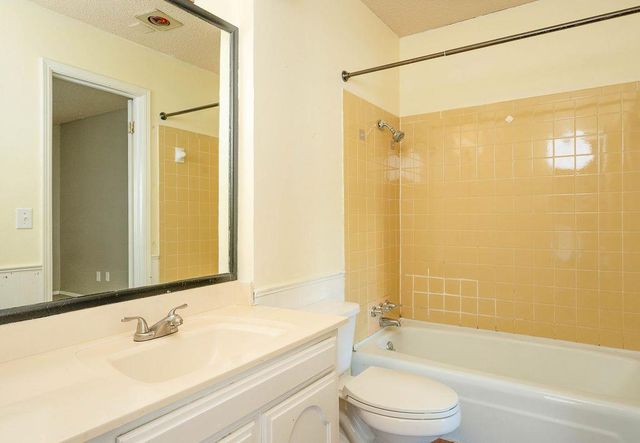 11421 N May Avenue B, Oklahoma City, OK 73120