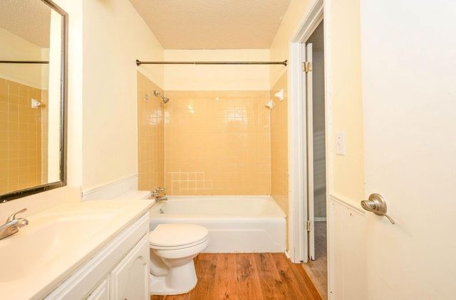 11421 N May Avenue B, Oklahoma City, OK 73120