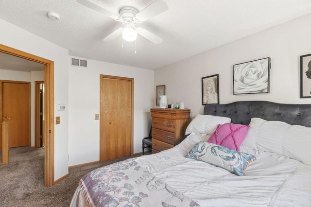 7036 49th Street N, Oakdale, MN 55128