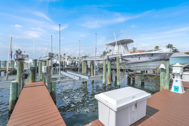 110 Yacht Club Way 105, Hypoluxo, FL 33462