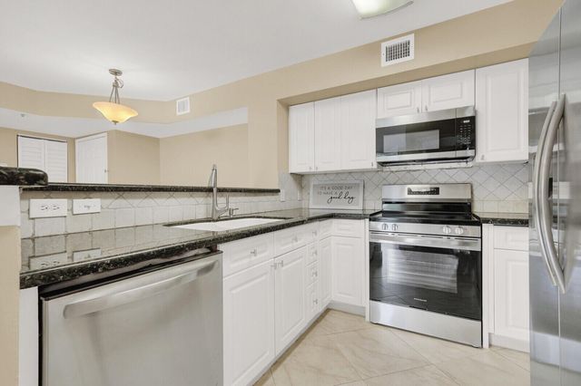 110 Yacht Club Way 105, Hypoluxo, FL 33462