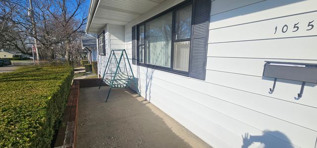 1055 Kenmore Avenue, Aurora, IL 60505