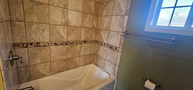 1055 Kenmore Avenue, Aurora, IL 60505