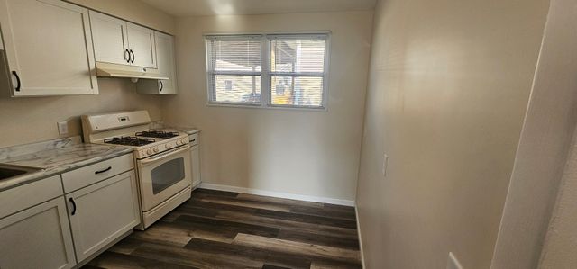 1055 Kenmore Avenue, Aurora, IL 60505