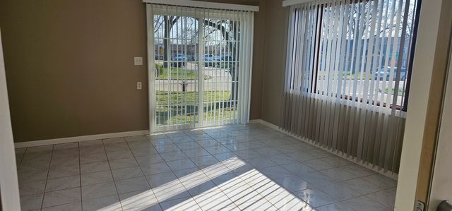 1055 Kenmore Avenue, Aurora, IL 60505