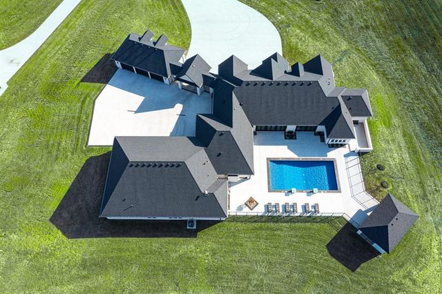 23054 Mclouth Road, Tonganoxie, KS 66086