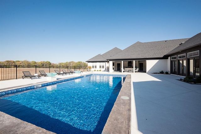 23054 Mclouth Road, Tonganoxie, KS 66086