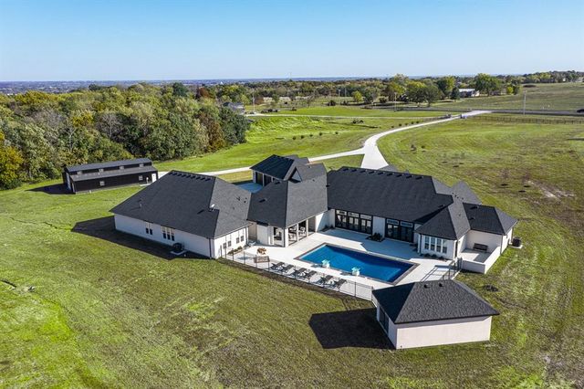 23054 Mclouth Road, Tonganoxie, KS 66086