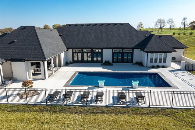 23054 Mclouth Road, Tonganoxie, KS 66086