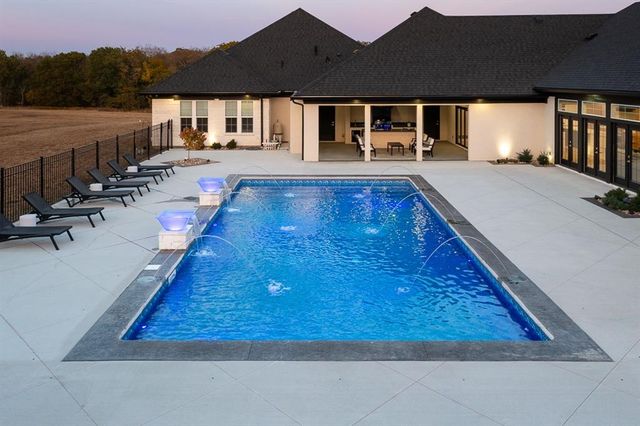 23054 Mclouth Road, Tonganoxie, KS 66086