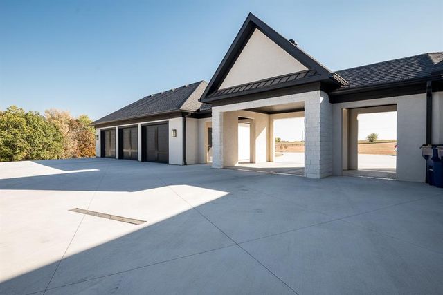 23054 Mclouth Road, Tonganoxie, KS 66086