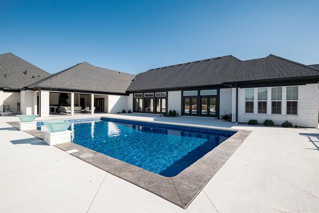 23054 Mclouth Road, Tonganoxie, KS 66086