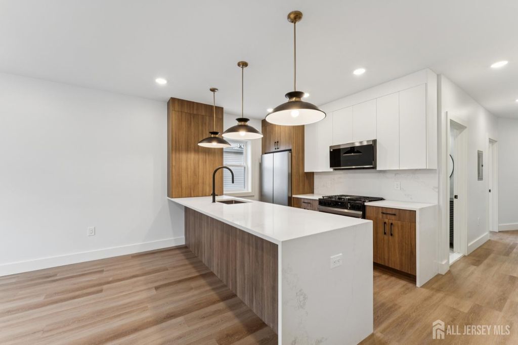 84 Hollywood Avenue 1, East Orange, NJ 07018