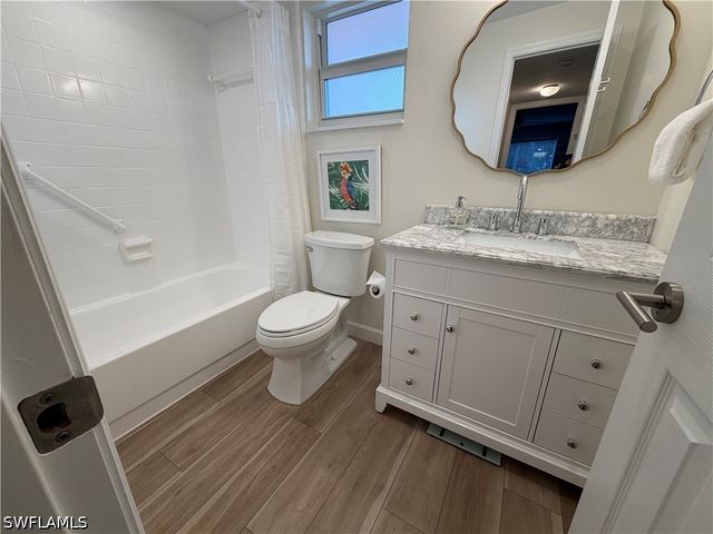 180 Turtle Lake CT 206, Naples, FL 34105