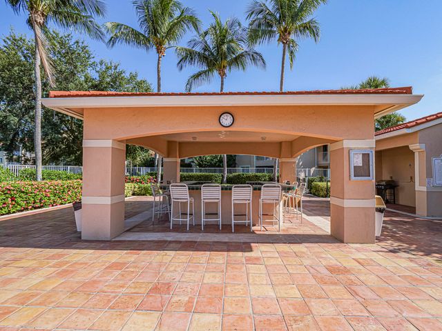 1650 N 42nd Circle 207, Vero Beach, FL 32967