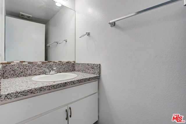 18547 Saticoy Street, Reseda (los Angeles), CA 91335