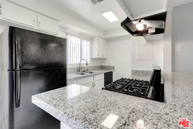18547 Saticoy Street, Reseda (los Angeles), CA 91335