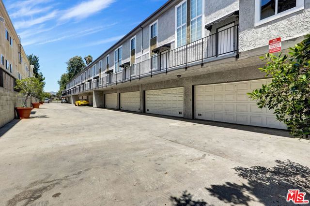 18547 Saticoy Street, Reseda (los Angeles), CA 91335