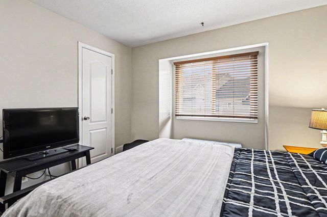 1527 N Oakhill Drive, South Bend, IN 46637