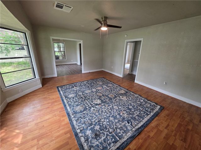 206 Gibbs Street, Navasota, TX 77868